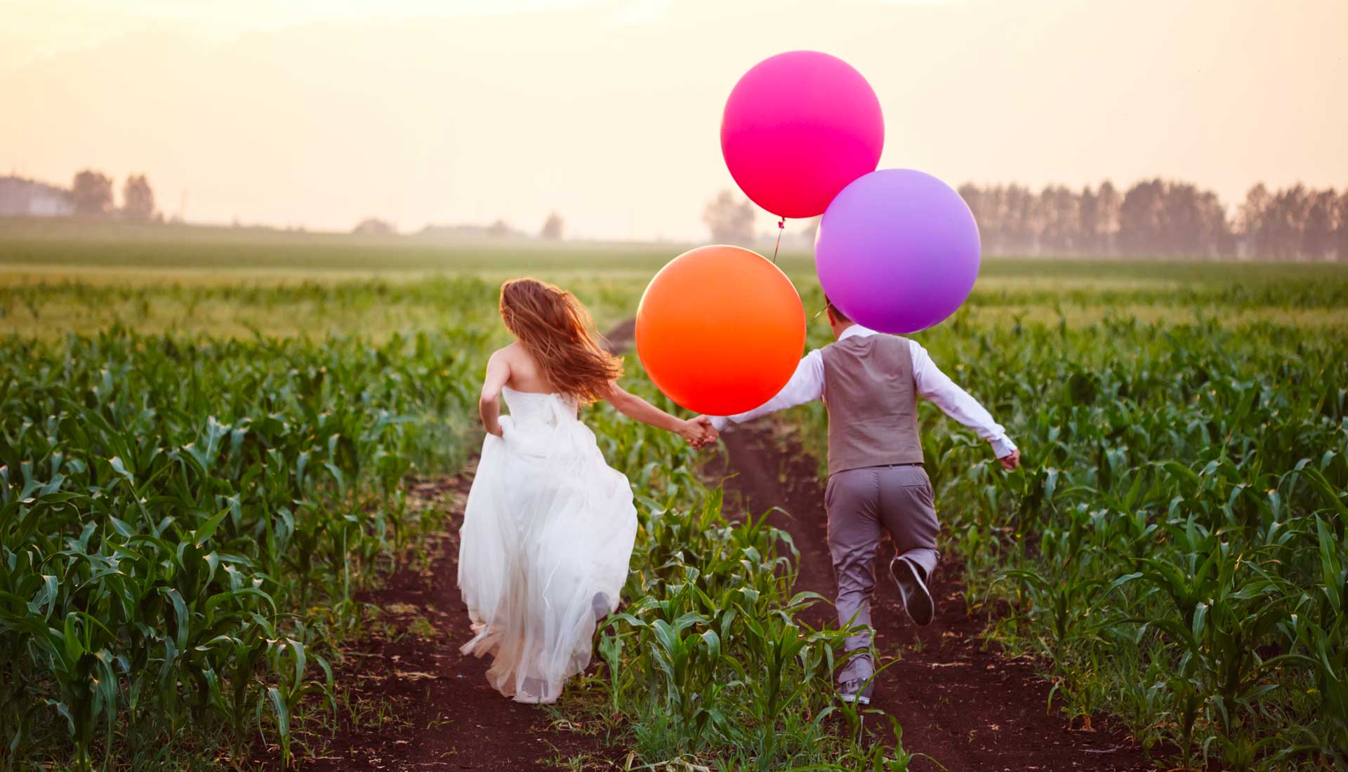 Sposi che corrono con i palloncini