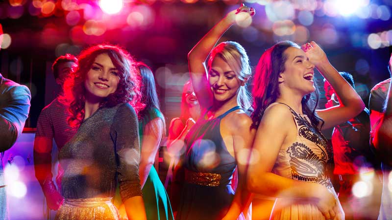 Persone che ballano a una festa