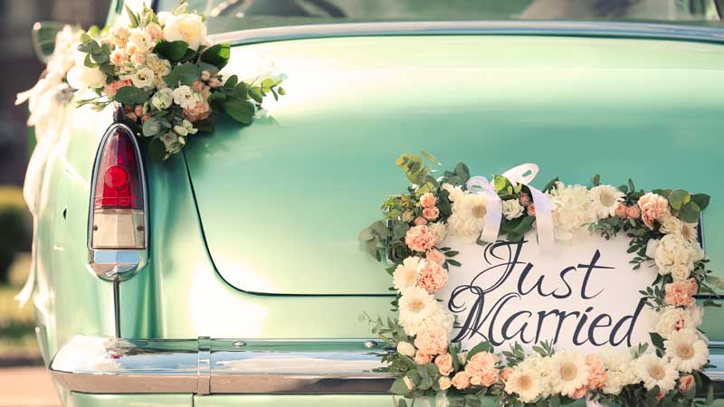 Automobile decorata per un matrimonio